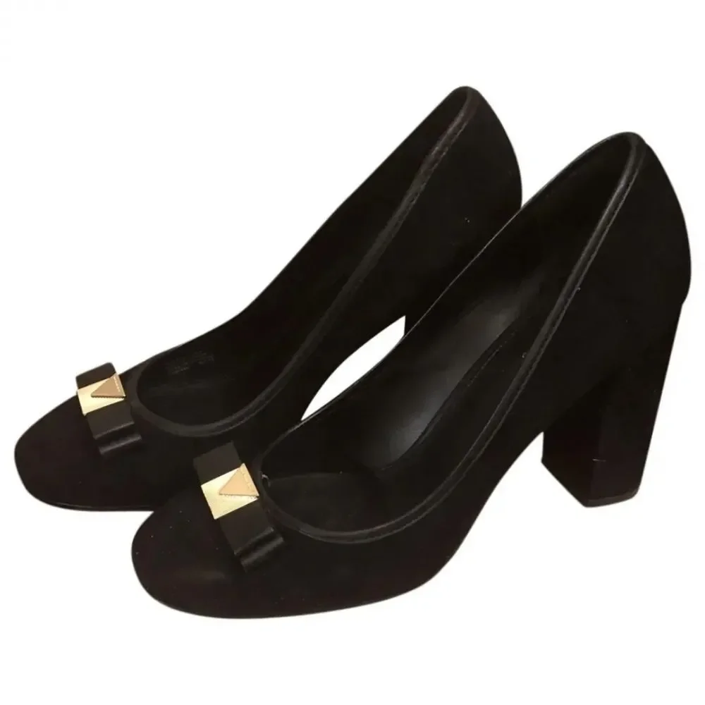 Michael Kors MK Caroline Ribbon Bow Black Heels Pump Gold Detail 10